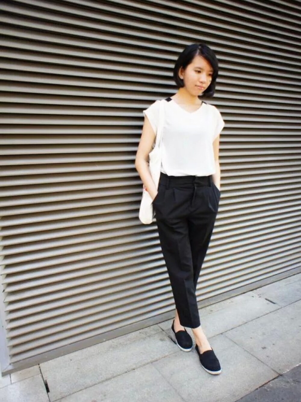 「トートバッグ、モノトーン、スリッポン、totebag、シフォンブラウス、monotone、slipon、black and white、chiffon」｜「White chiffon blouse （その他トップス、ホワイト系）」を使った、Estherさん（レディース・165cm）の夏コーディネートの1枚目の写真
