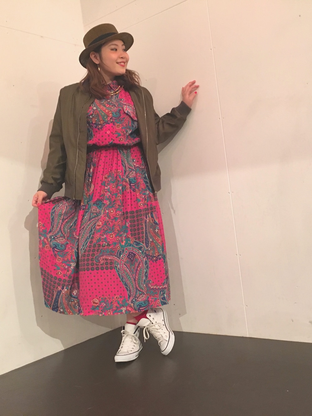 「ぽっちゃり、レトロ、古着、MA-1、白スニーカー、コンバース、ストローハット」｜「noannuのアイテム（その他アウター、グリーン系）」を使った、安藤うぃさん（レディース・161cm）の春コーディネートの1枚目の写真