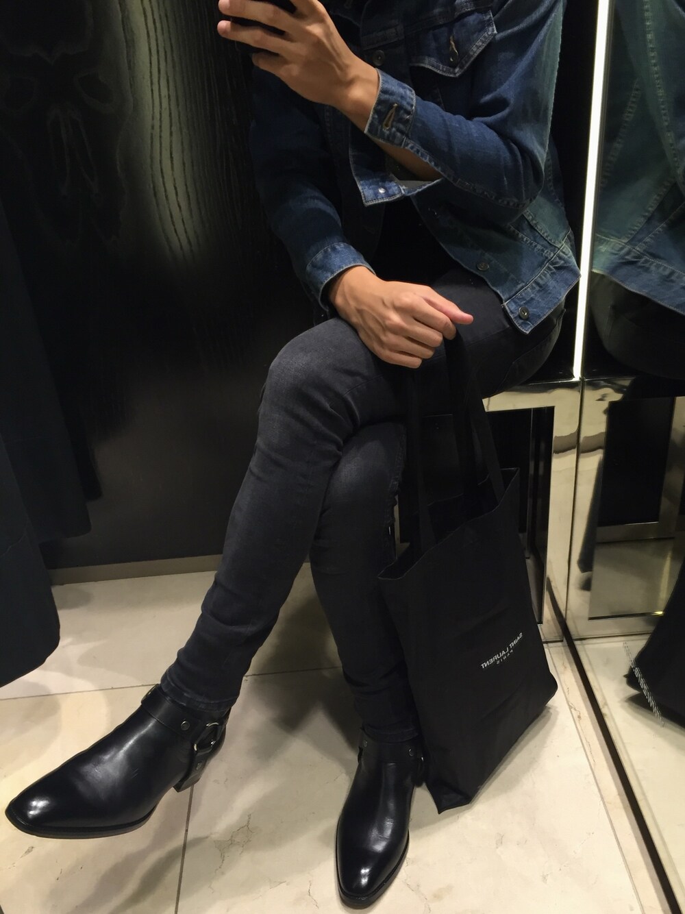「hediboy」｜「Dior hommeのアイテム（デニムパンツ、ブラック系）」を使った、Mr.Sさん（メンズ・175cm）の秋コーディネートの1枚目の写真