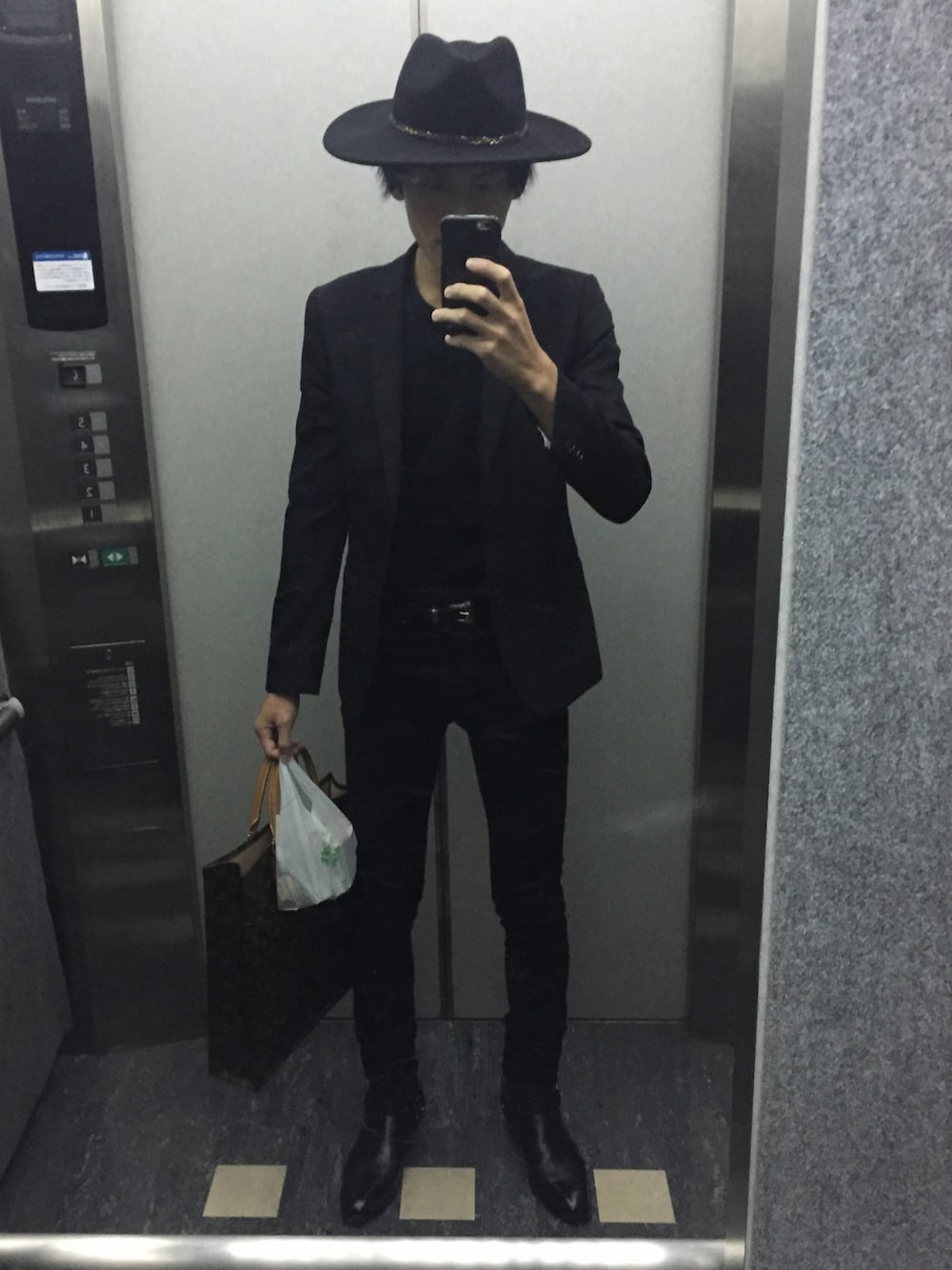 「学校、Saint Laurent」｜「SAINT LAURENT PARISのアイテム（ベルト、ブラック系）」を使った、Mr.Sさん（メンズ・175cm）の秋コーディネートの1枚目の写真