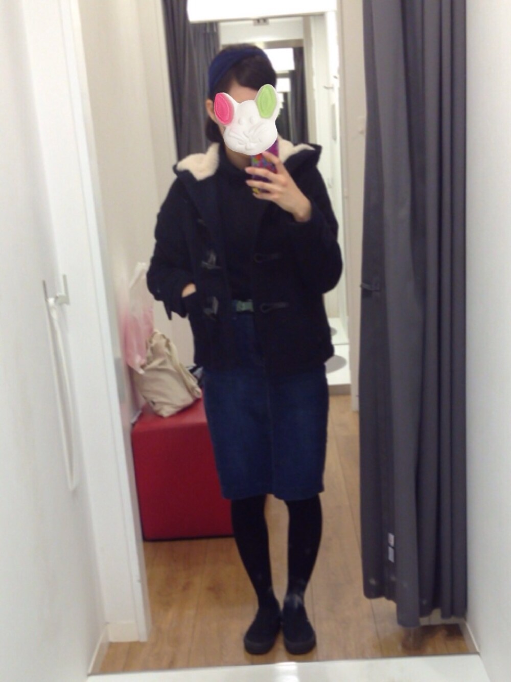 「ユニクロ、スリッポン、タートルネック、黒、デニムスカート、ショッピング、フリース」｜「UNIQLOのアイテム（Tシャツ/カットソー、ブラック系）」を使った、kieさん（レディース・158cm）の冬コーディネートの1枚目の写真