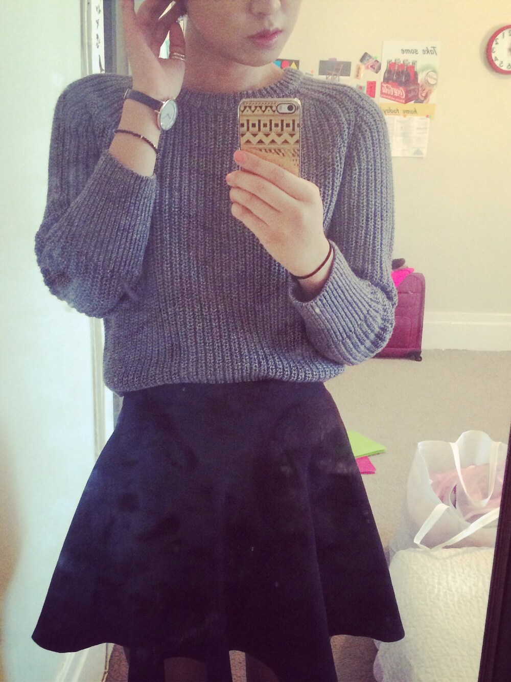 「girly、moody」｜「American Apparelのアイテム（ニット/セーター、グレー系）」を使った、DAHEAN EMILY LEEさん（レディース・164cm）の秋コーディネートの1枚目の写真