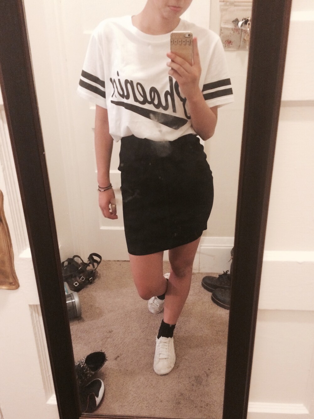 「school、daily look」｜「H&Mのアイテム（Tシャツ/カットソー、ホワイト系）」を使った、DAHEAN EMILY LEEさん（レディース・165cm）の秋コーディネートの1枚目の写真