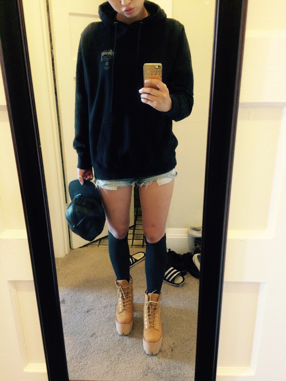 「STUSSYのアイテム（パーカー、ブラック系）」を使った、DAHEAN EMILY LEEさん（レディース・165cm）の秋コーディネートの1枚目の写真
