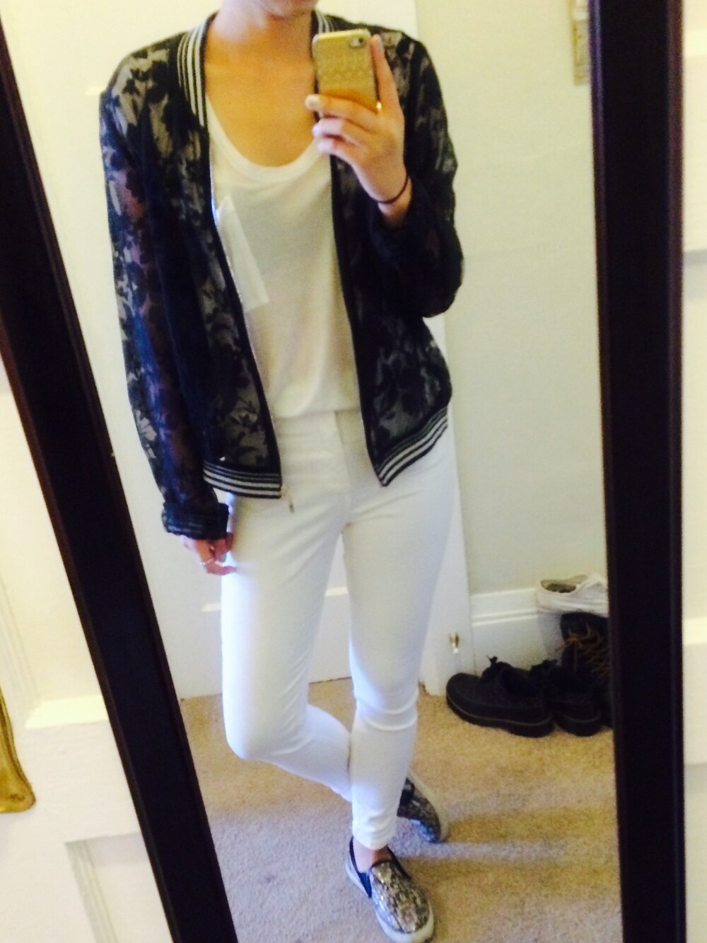 「daily look、school、comfortable」｜「CLUB MONACOのアイテム（Tシャツ/カットソー、ホワイト系）」を使った、DAHEAN EMILY LEEさん（レディース・165cm）の秋コーディネートの1枚目の写真
