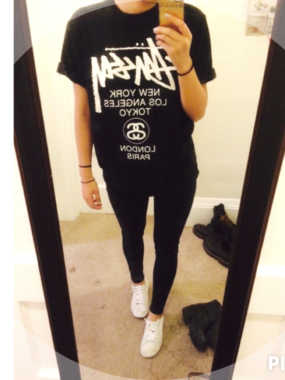 「school、ootd、daily look、sporty、comfortable」｜「STUSSYのアイテム（Tシャツ/カットソー、ブラック系）」を使った、DAHEAN EMILY LEEさん（レディース・165cm）の秋コーディネートの1枚目の写真