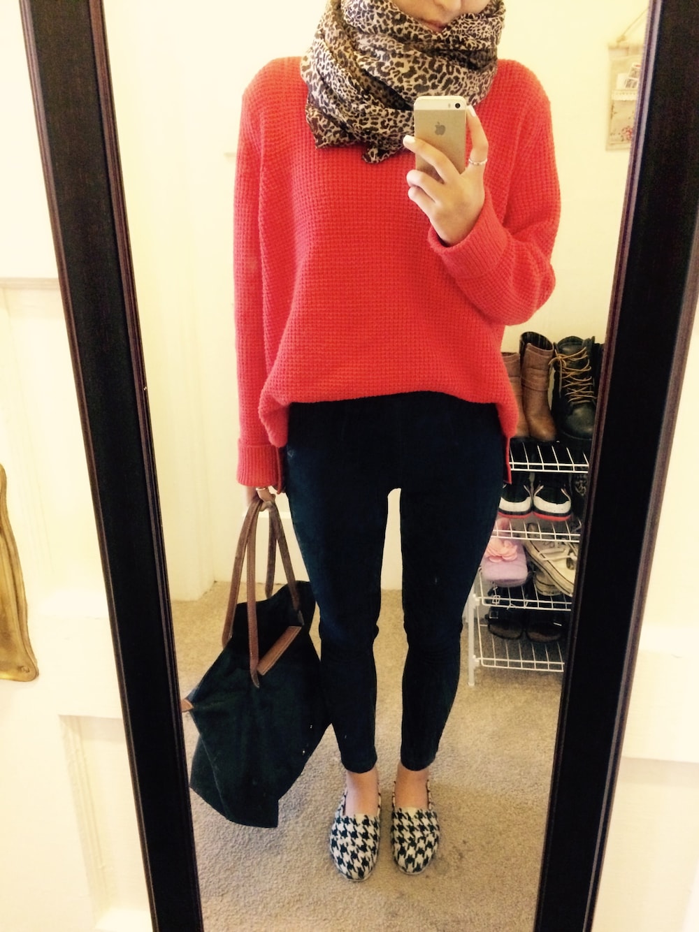 「school、daily look、ootd、comfortable、easywear」｜「GAPのアイテム（ニット/セーター、オレンジ系）」を使った、DAHEAN EMILY LEEさん（レディース・165cm）の秋コーディネートの1枚目の写真