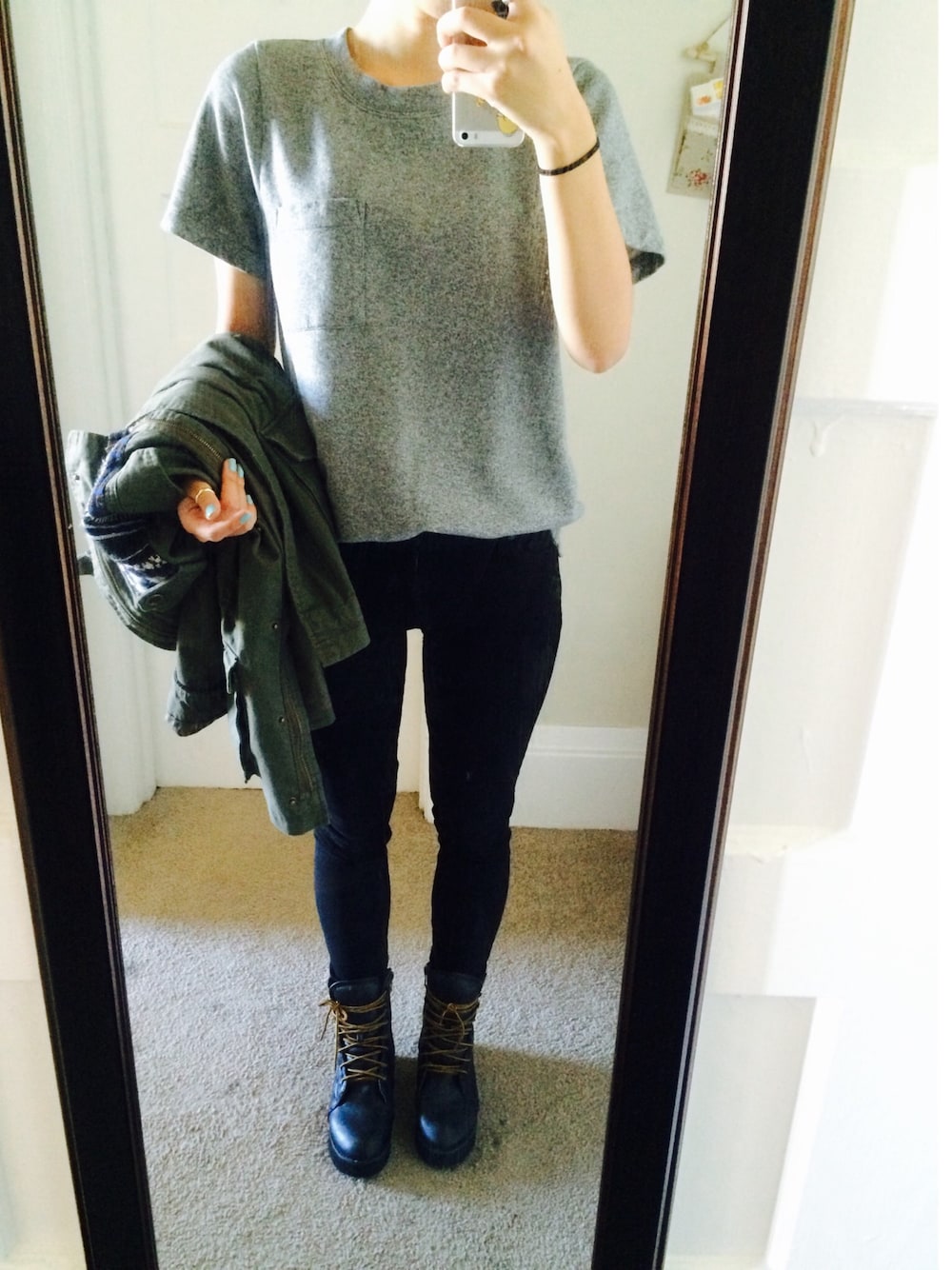 「school、comfortable、daily look、outer、ootd、outfit」｜「J.CREWのアイテム（Tシャツ/カットソー、グレー系）」を使った、DAHEAN EMILY LEEさん（レディース・165cm）の秋コーディネートの1枚目の写真
