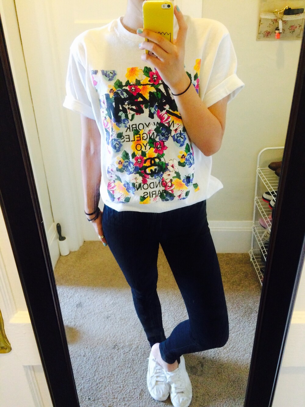 「school、weekend、daily look、ootd、stussy」｜「STUSSYのアイテム（Tシャツ/カットソー、ホワイト系）」を使った、DAHEAN EMILY LEEさん（レディース・160cm）の秋コーディネートの1枚目の写真
