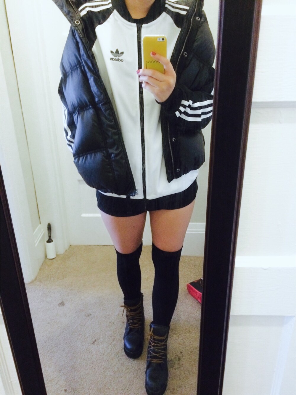「daily look、school、ootd、bagpacks、kneesocks」｜「adidasのアイテム（パーカー、ホワイト系）」を使った、DAHEAN EMILY LEEさん（レディース・160cm）の秋コーディネートの1枚目の写真