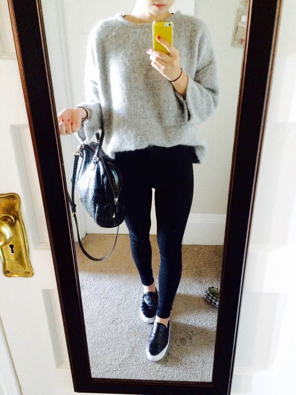 「school、daily look、ootdfash、ootd、warm」｜「Marc by Marc Jacobsのアイテム（ハンドバッグ、ブラック系）」を使った、DAHEAN EMILY LEEさん（レディース・160cm）の秋コーディネートの1枚目の写真