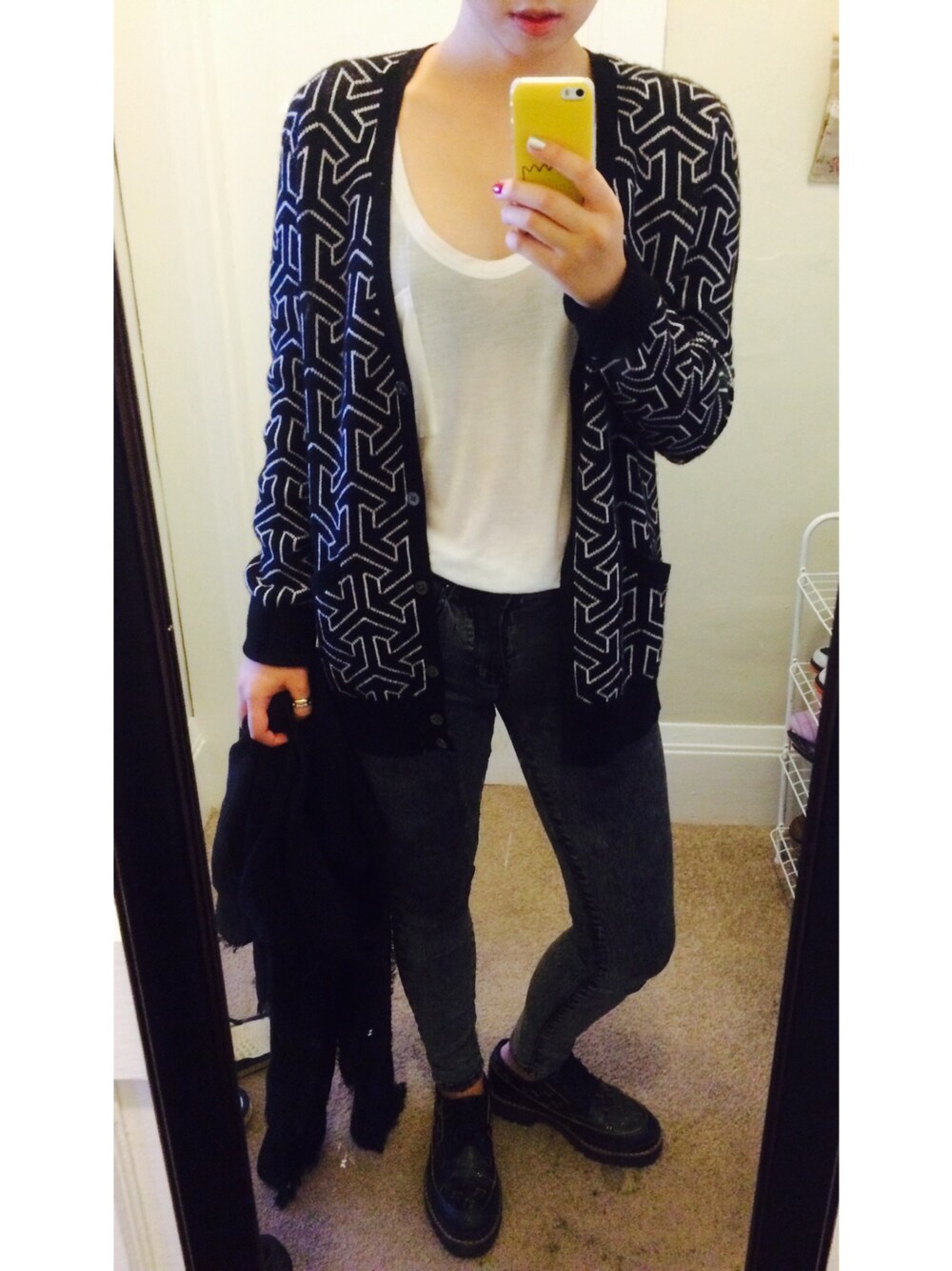 「school、daily look、ootd、EQUIPMENT、cardigan」｜「EQUIPMENTのアイテム（カーディガン/ボレロ、ブラック系）」を使った、DAHEAN EMILY LEEさん（レディース・165cm）の秋コーディネートの1枚目の写真