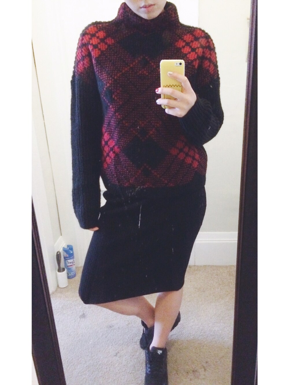 「christmas、sweater、daily look、ootd、school」｜「H&Mのアイテム（ニット/セーター、レッド系）」を使った、DAHEAN EMILY LEEさん（レディース・165cm）の秋コーディネートの1枚目の写真