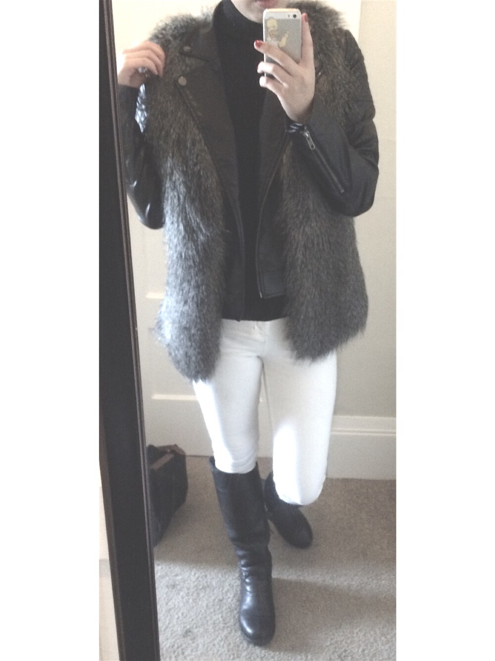 「school、winter、ootd、daily look、boots」｜「Kenneth Coleのアイテム（ダウンベスト、グレー系）」を使った、DAHEAN EMILY LEEさん（レディース・165cm）の冬コーディネートの1枚目の写真