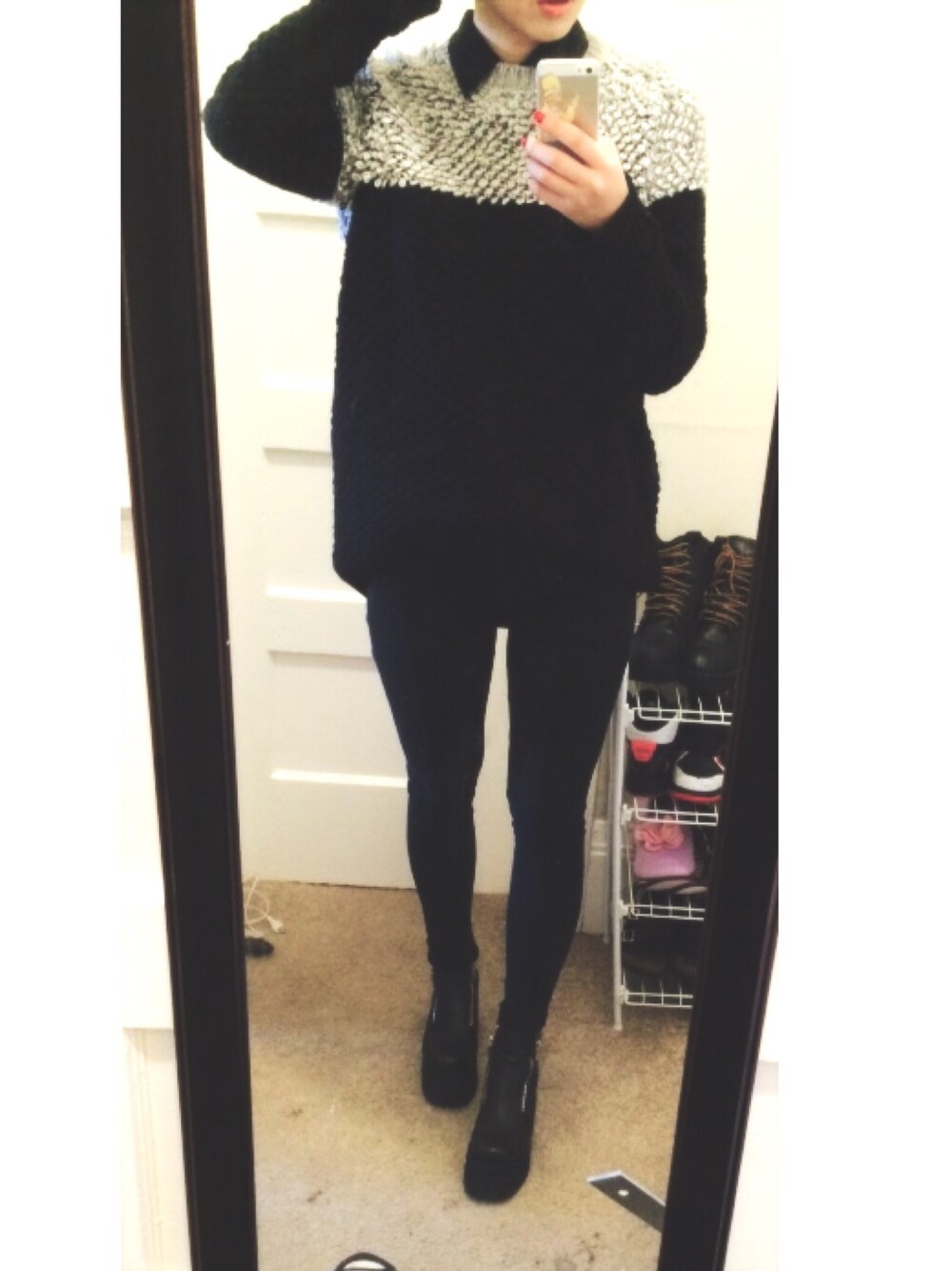「school、ootd、daily look、winter、sweater」｜「URBAN OUTFITTERSのアイテム（ニット/セーター、グレー系）」を使った、DAHEAN EMILY LEEさん（レディース・165cm）の冬コーディネートの1枚目の写真