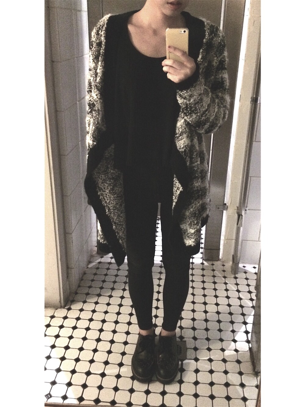 「daily look、ootd、cold、cardigan」｜「MARNIのアイテム（パンプス、ブラック系）」を使った、DAHEAN EMILY LEEさん（レディース・165cm）の冬コーディネートの1枚目の写真