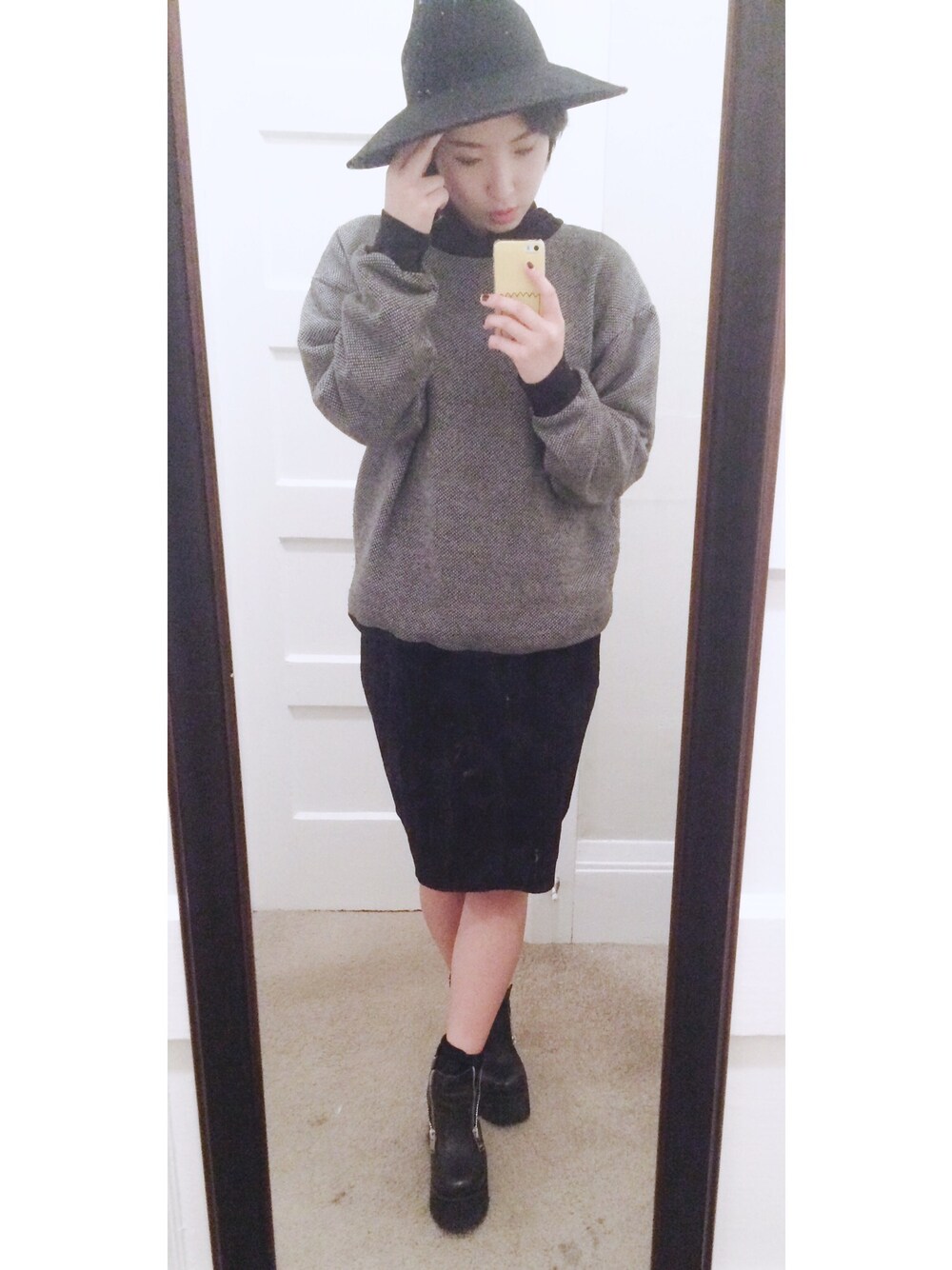 「school、ootd、black、daily look」｜「American Apparelのアイテム（スウェット、ブラック系）」を使った、DAHEAN EMILY LEEさん（レディース・165cm）の冬コーディネートの1枚目の写真