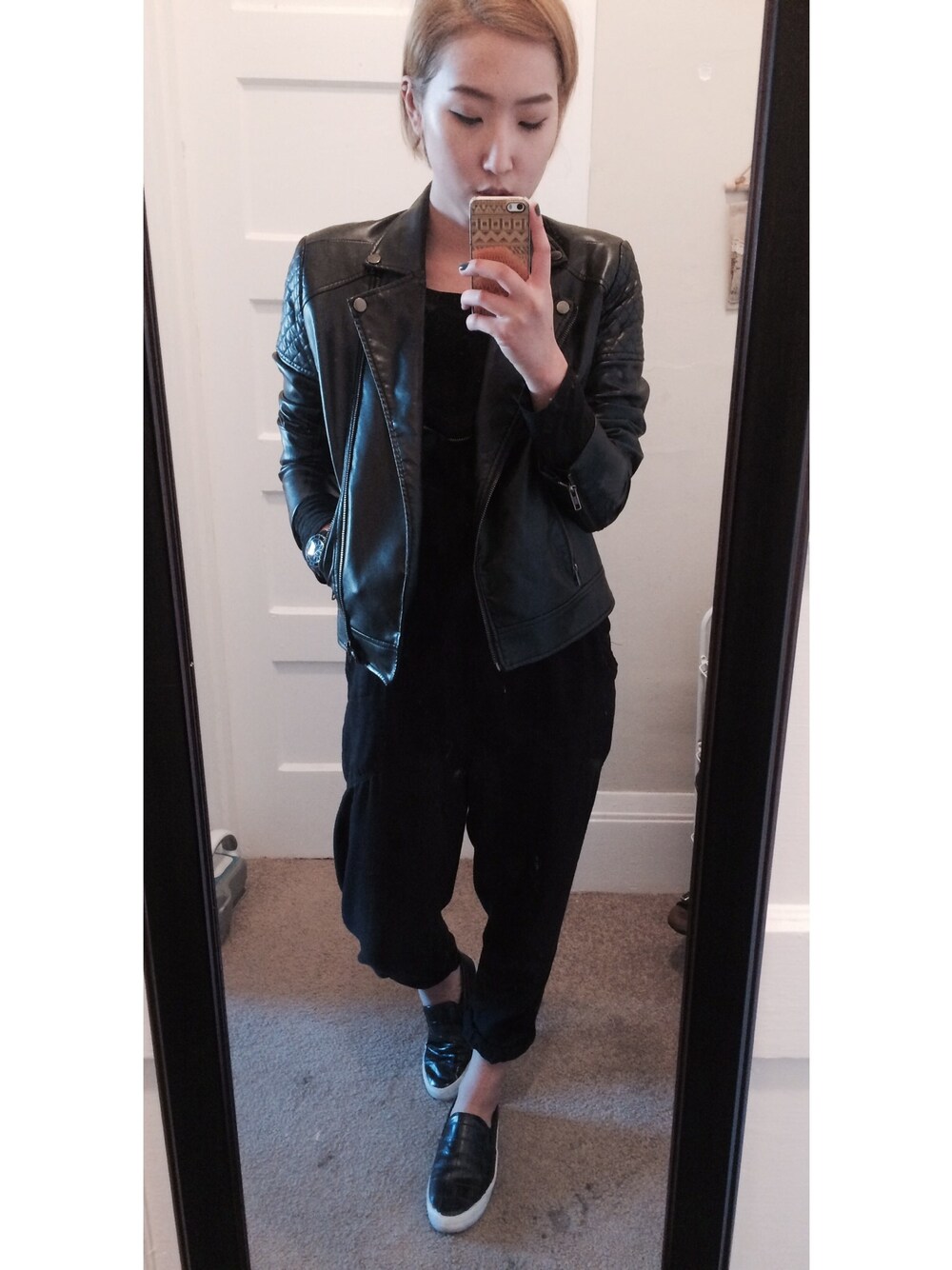 「ALL BLACK、black、blonde hair、ootd、daily look、school」｜「MURALのアイテム（ライダースジャケット、ブラック系）」を使った、DAHEAN EMILY LEEさん（レディース・165cm）の冬コーディネートの1枚目の写真