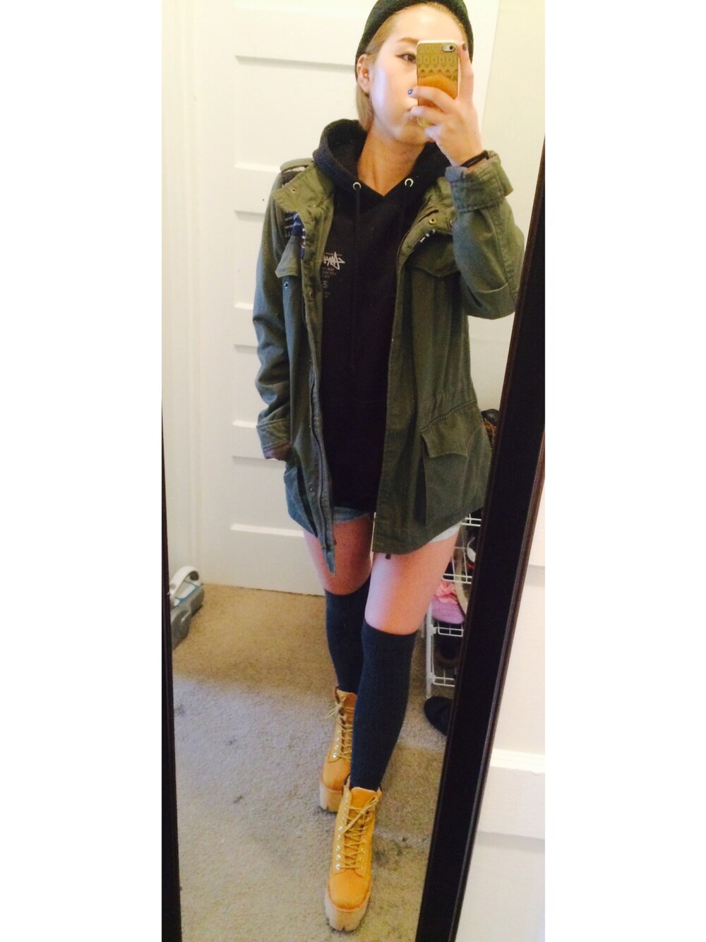 「school、ootd、daily look、stussy」｜「STUSSYのアイテム（パーカー、ブラック系）」を使った、DAHEAN EMILY LEEさん（レディース・165cm）の冬コーディネートの1枚目の写真