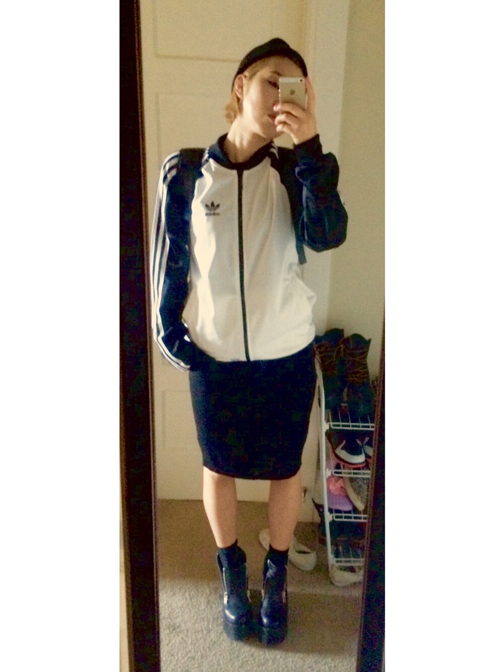 「sporty、ootd、daily look、school」｜「adidasのアイテム（ジャージ、ホワイト系）」を使った、DAHEAN EMILY LEEさん（レディース・165cm）の冬コーディネートの1枚目の写真
