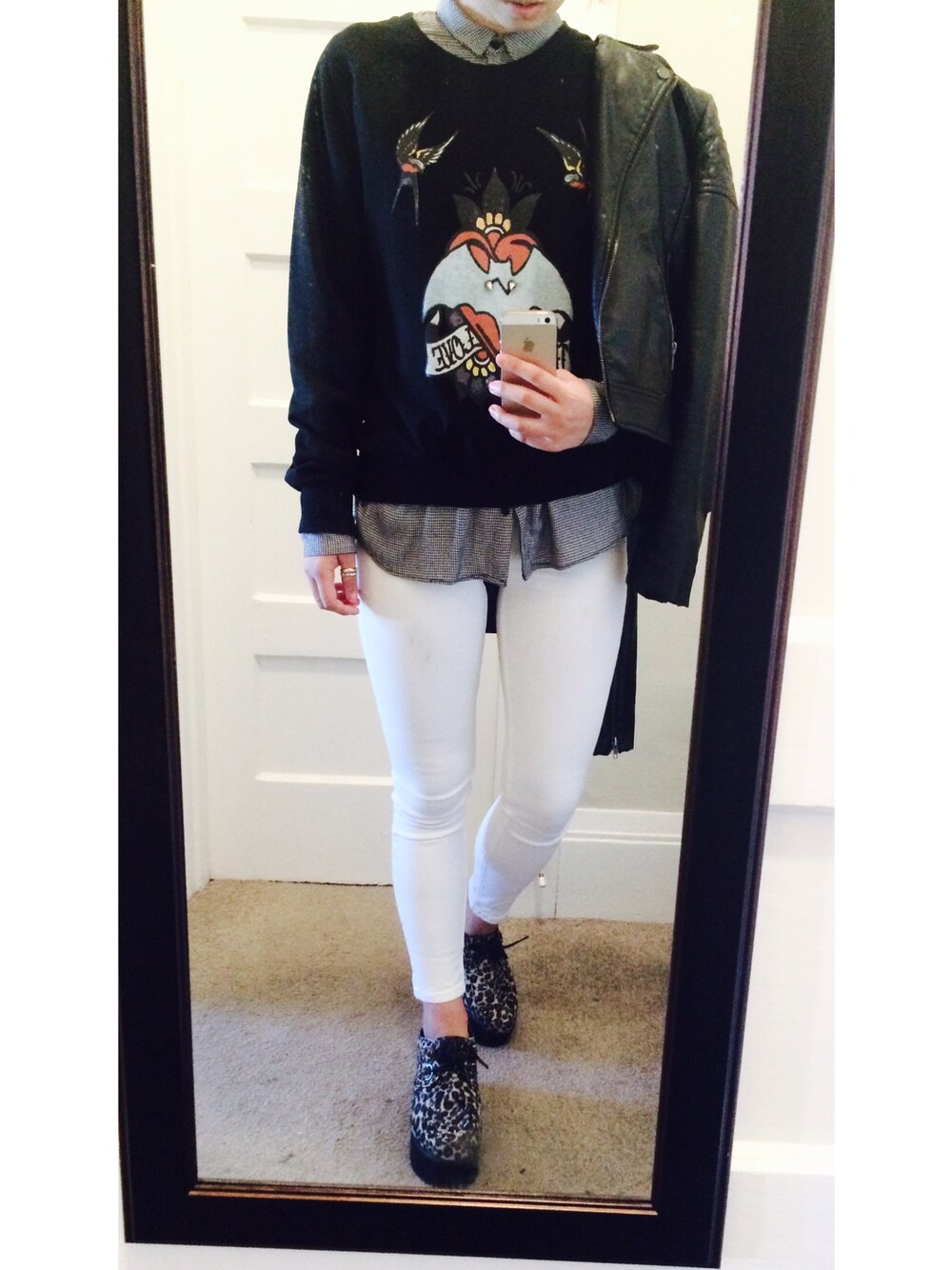 「school、ootd、leopard、daily look、sporty、girl」｜「Kai-aakmannのアイテム（ニット/セーター、ブラック系）」を使った、DAHEAN EMILY LEEさん（レディース・165cm）の春コーディネートの1枚目の写真