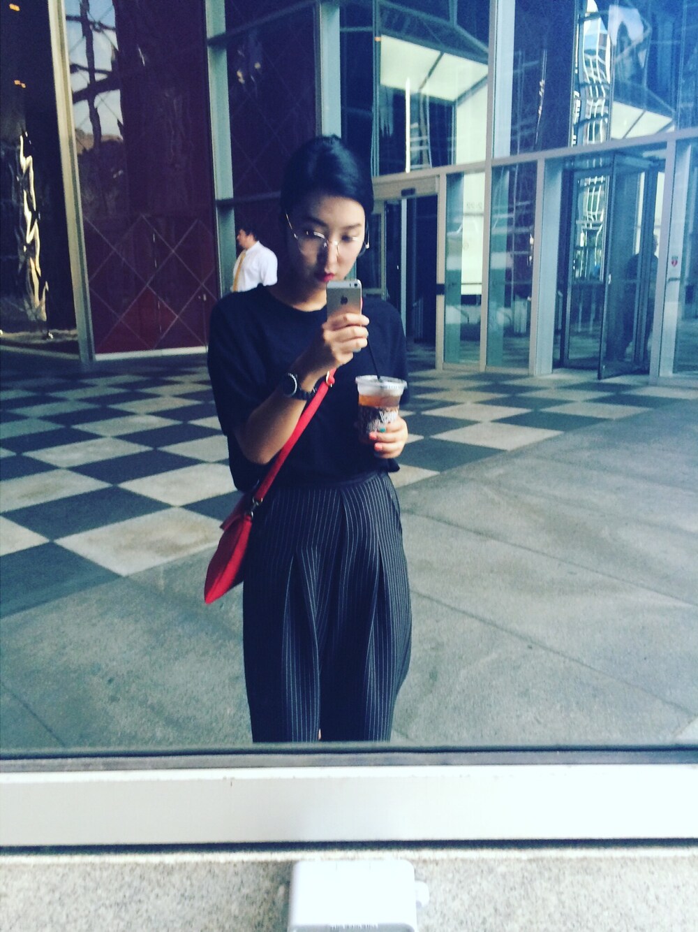 「simple、black、point」｜「CHANELのアイテム（アナログ腕時計、ブラック系）」を使った、DAHEAN EMILY LEEさん（レディース・165cm）の秋コーディネートの1枚目の写真