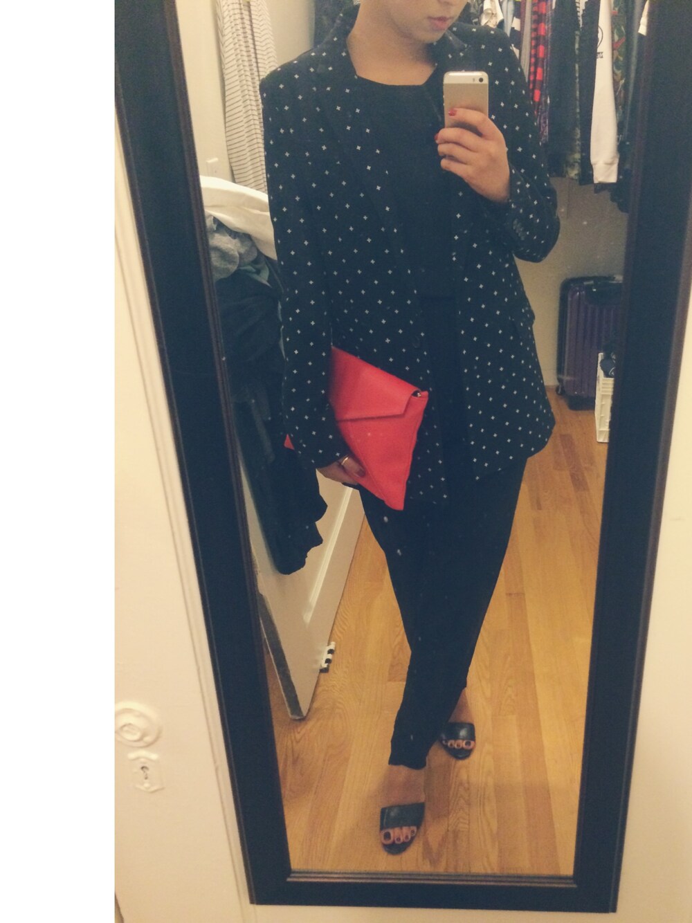 「black、monomania、simple」｜「GIVENCHYのアイテム（テーラードジャケット、ブラック系）」を使った、DAHEAN EMILY LEEさん（レディース・165cm）の秋コーディネートの1枚目の写真