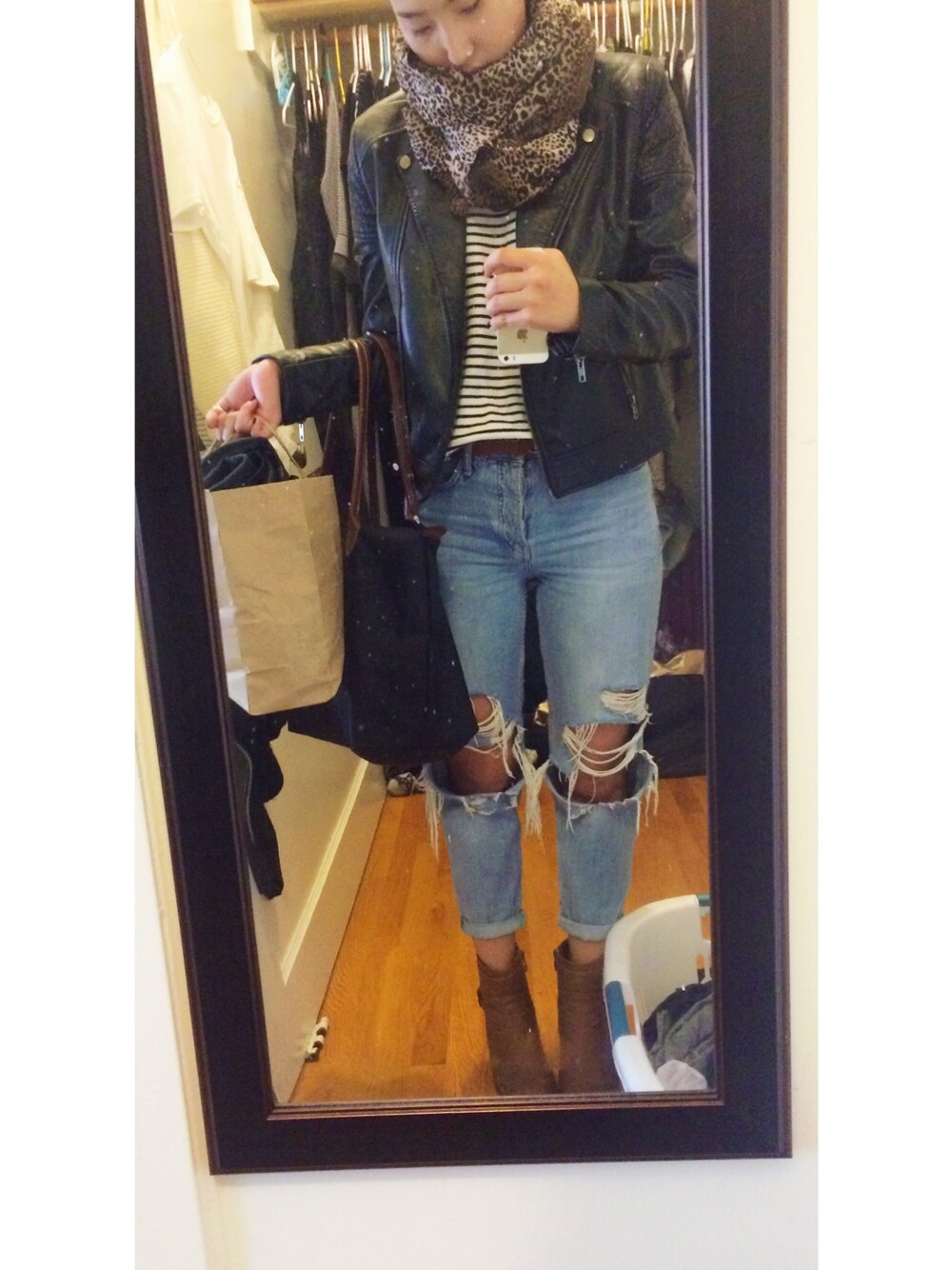 「school、casual、daily look、ootd」｜「TOPSHOPのアイテム（デニムパンツ、ブルー系）」を使った、DAHEAN EMILY LEEさん（レディース・165cm）の秋コーディネートの1枚目の写真