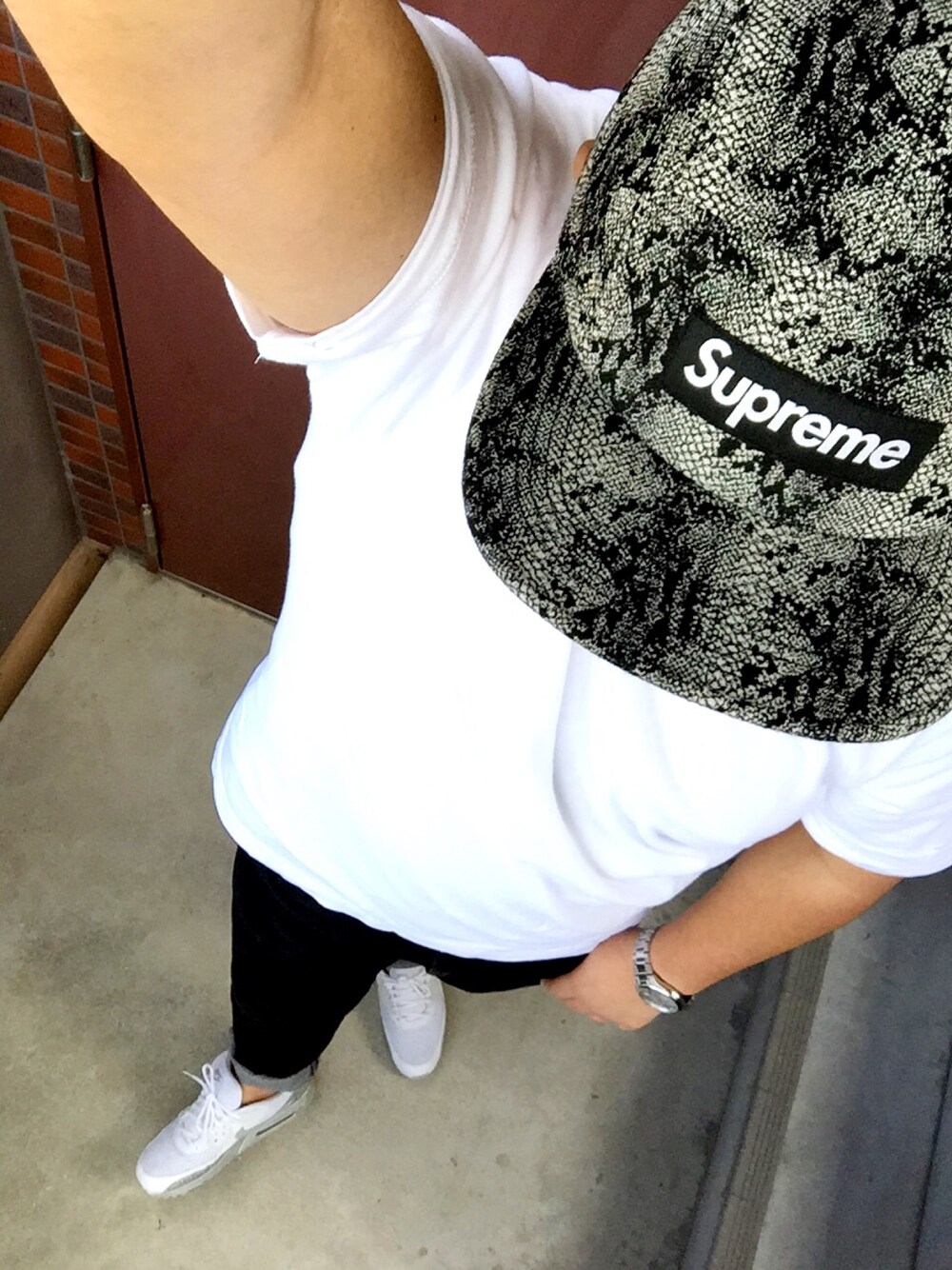 「supreme、スネーク柄、ハイテクスニーカー」｜「Supreme のアイテム（キャップ、グレー系）」を使った、NurseManさん（メンズ・175cm）の秋コーディネートの1枚目の写真
