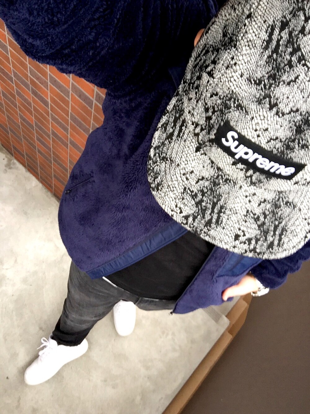 「UNIQLOジャケット、スネーク柄、ボアジャケット、白スニーカー、雨の日コーデ」｜「Supreme のアイテム（キャップ、グレー系）」を使った、NurseManさん（メンズ・175cm）の冬コーディネートの1枚目の写真