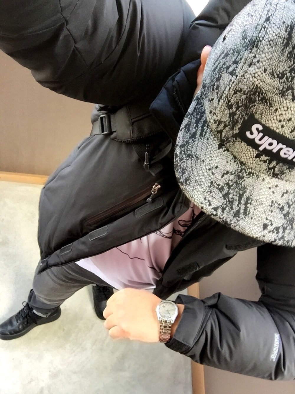 「スネーク柄、ダウンジャケット、イラストT、黒スニーカー、シルバーアクセサリー」｜「Supreme のアイテム（キャップ、グレー系）」を使った、NurseManさん（メンズ・175cm）の冬コーディネートの1枚目の写真