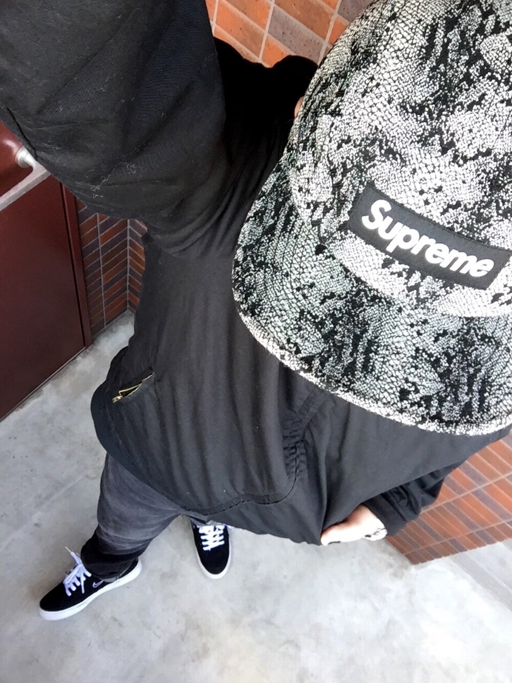 「スネーク柄、春コーデ、ダイバーズウォッチ」｜「Supreme のアイテム（キャップ、グレー系）」を使った、NurseManさん（メンズ・175cm）の春コーディネートの1枚目の写真