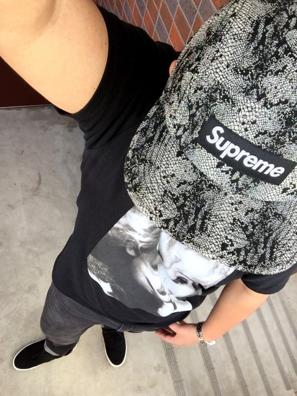 「スネーク柄、フォトT、シルバーアクセサリー、ブラックコーデ」｜「Supreme のアイテム（キャップ、グレー系）」を使った、NurseManさん（メンズ・175cm）の春コーディネートの1枚目の写真