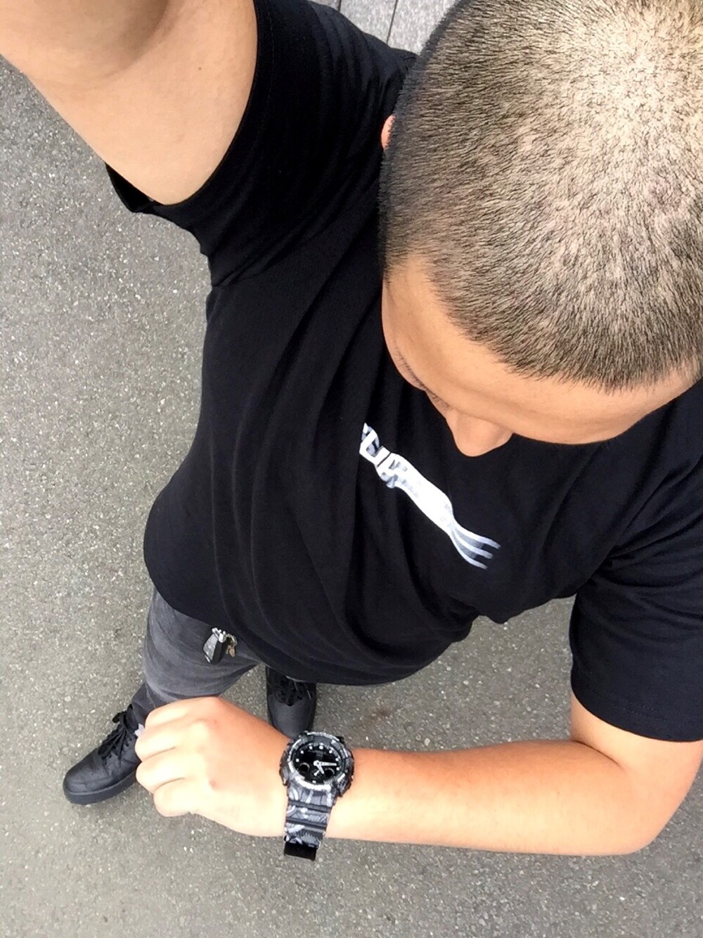 「スネーク柄、ロゴT、シンプルコーデ」｜「Supreme のSS16 SUPREME MOTION LOGO TEE BLACK XL（Tシャツ/カットソー、ブラック系）」を使った、NurseManさん（メンズ・175cm）の春コーディネートの1枚目の写真