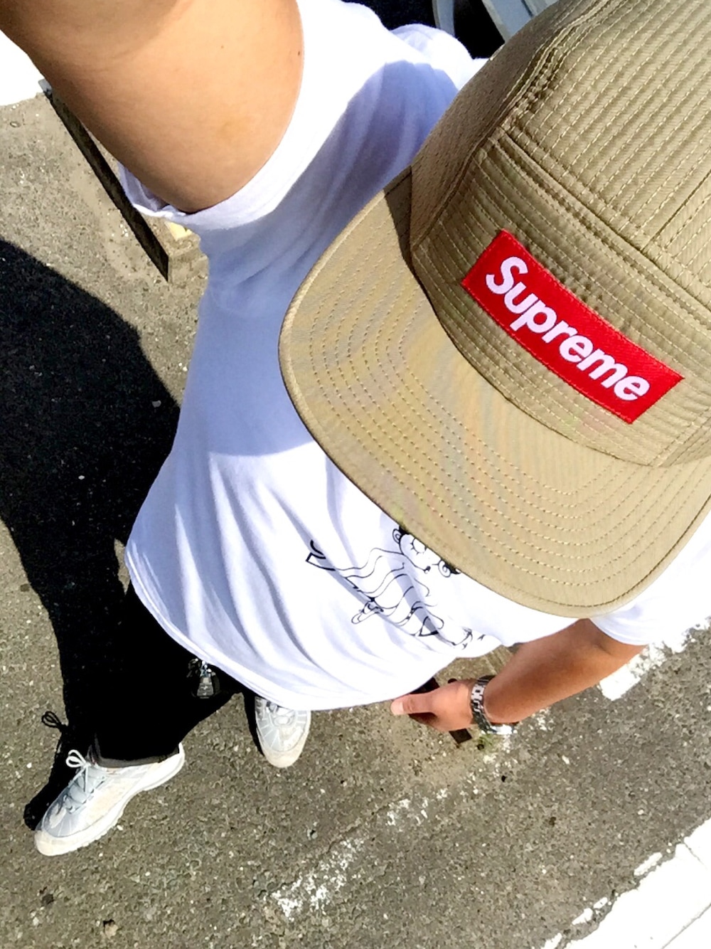 「ベージュキャップ、BETTY BOOP、スネーク柄、エアマックス、ダイバーズウォッチ」｜「Supreme のCONTOUR STITCH CAMP CAP Tan（キャップ、ベージュ系）」を使った、NurseManさん（メンズ・175cm）の夏コーディネートの1枚目の写真