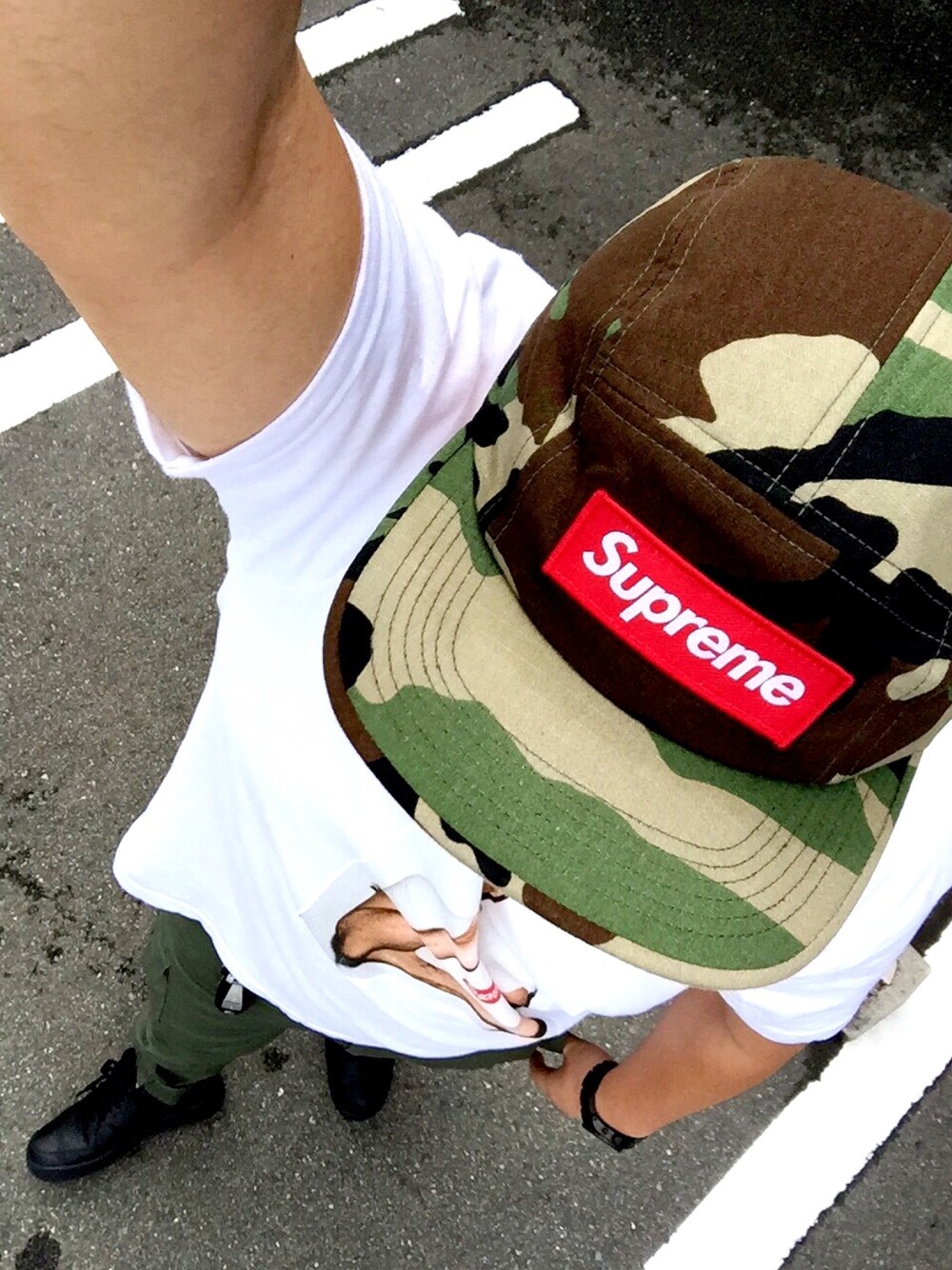 「モリッシー、カモフラキャップ、ジョガーパンツ、黒スニーカー」｜「Supreme のアイテム（キャップ、グリーン系）」を使った、NurseManさん（メンズ・175cm）の夏コーディネートの1枚目の写真