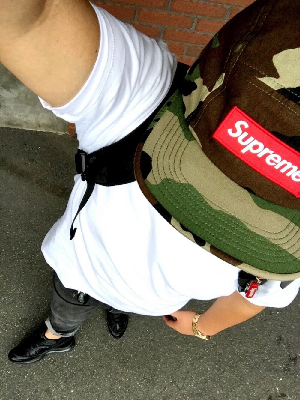 「カモフラキャップ、無地T、ゴールドアクセ、エアマックス98」｜「Supreme のアイテム（キャップ、グリーン系）」を使った、NurseManさん（メンズ・175cm）の夏コーディネートの1枚目の写真