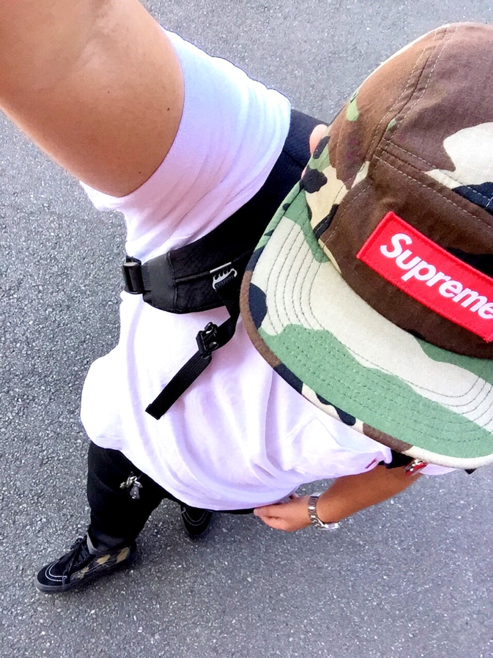 「カモフラキャップ、無地T、カモフラスニーカー、ダイバーズウォッチ、ストリート、スケータースタイル」｜「Supreme のアイテム（キャップ、グリーン系）」を使った、NurseManさん（メンズ・175cm）の夏コーディネートの1枚目の写真