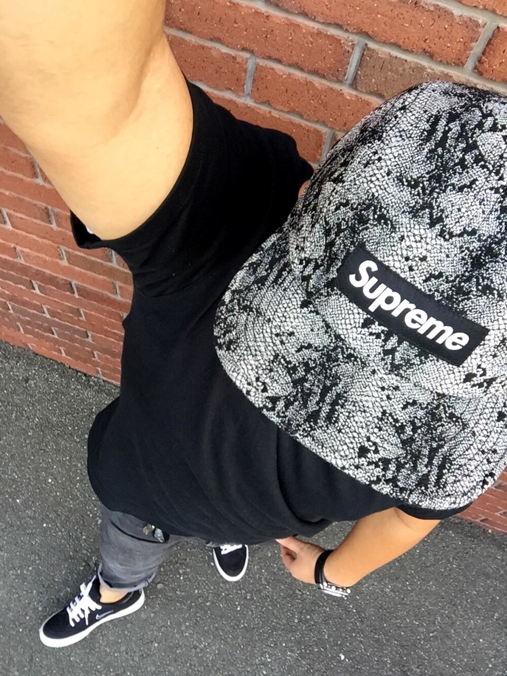 「スネーク柄、ストリート、モノトーン」｜「Supreme のアイテム（キャップ、グレー系）」を使った、NurseManさん（メンズ・175cm）の夏コーディネートの1枚目の写真
