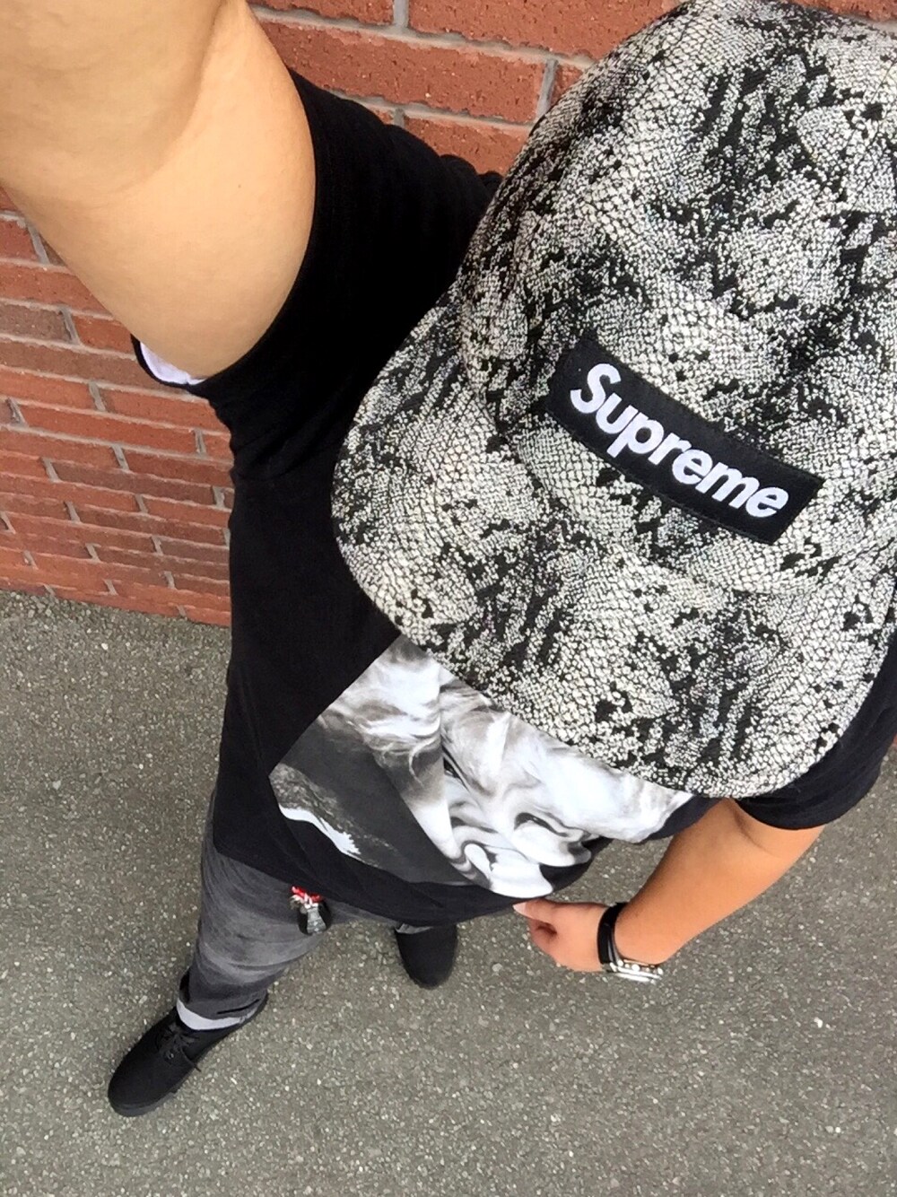「スネーク柄、ストリート、スケータースタイル」｜「Supreme のアイテム（キャップ、グレー系）」を使った、NurseManさん（メンズ・175cm）の秋コーディネートの1枚目の写真
