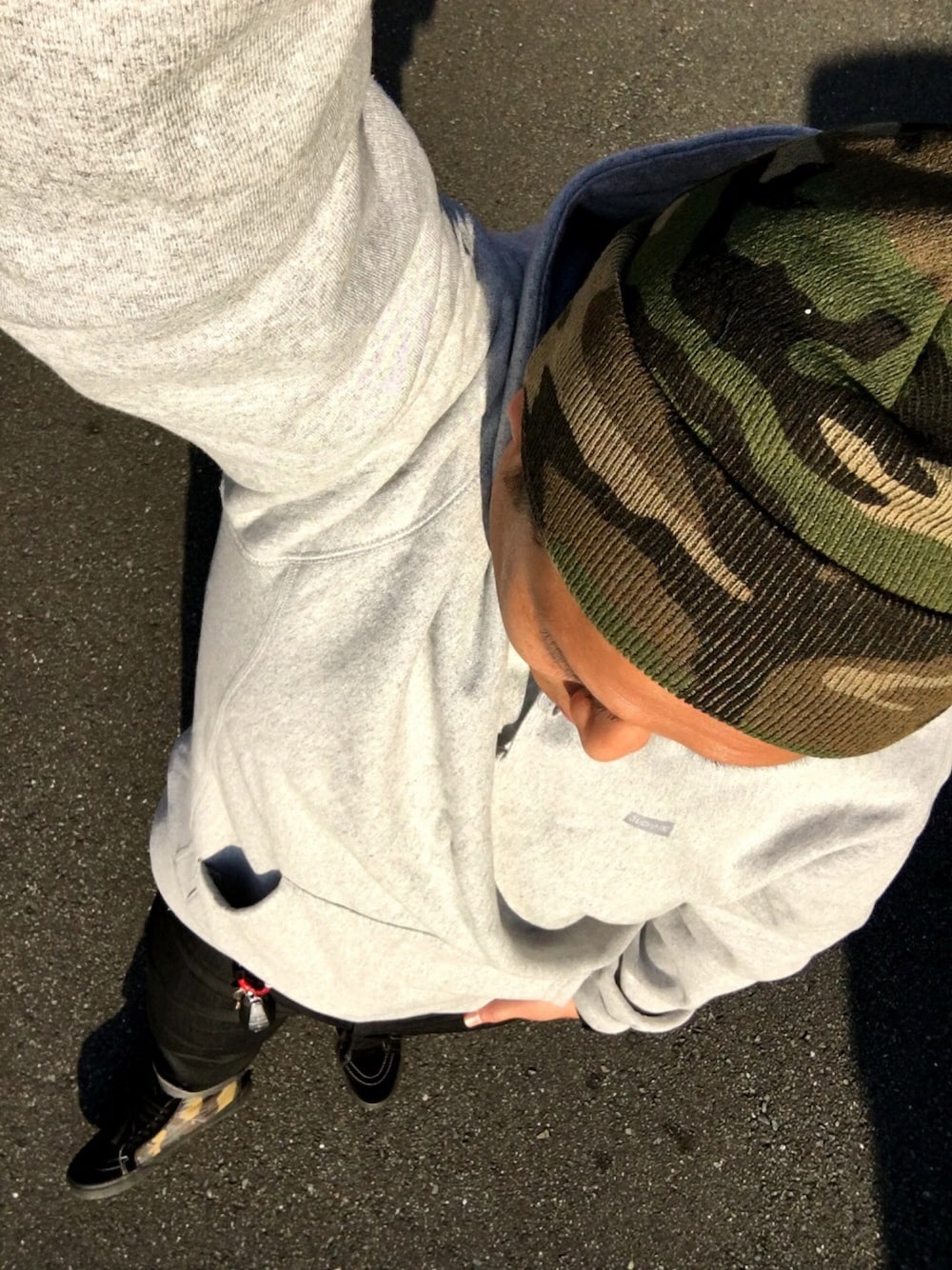 「カモフラキャップ、プルオーバーパーカー、カモフラスニーカー、アップルウォッチ、ストリート」｜「Supreme の16FW Camo Beanie（ニットキャップ/ビーニー、グリーン系）」を使った、NurseManさん（メンズ・175cm）の秋コーディネートの1枚目の写真
