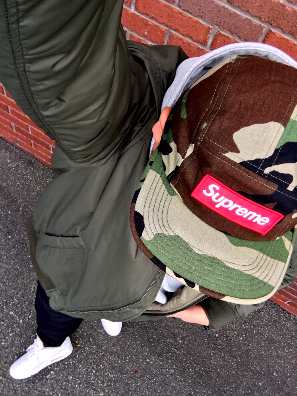 「カモフラキャップ、ジョガーパンツ、エアマックス、アップルウォッチ、ミリタリージャケット」｜「Supreme のアイテム（キャップ、グリーン系）」を使った、NurseManさん（メンズ・175cm）の秋コーディネートの1枚目の写真