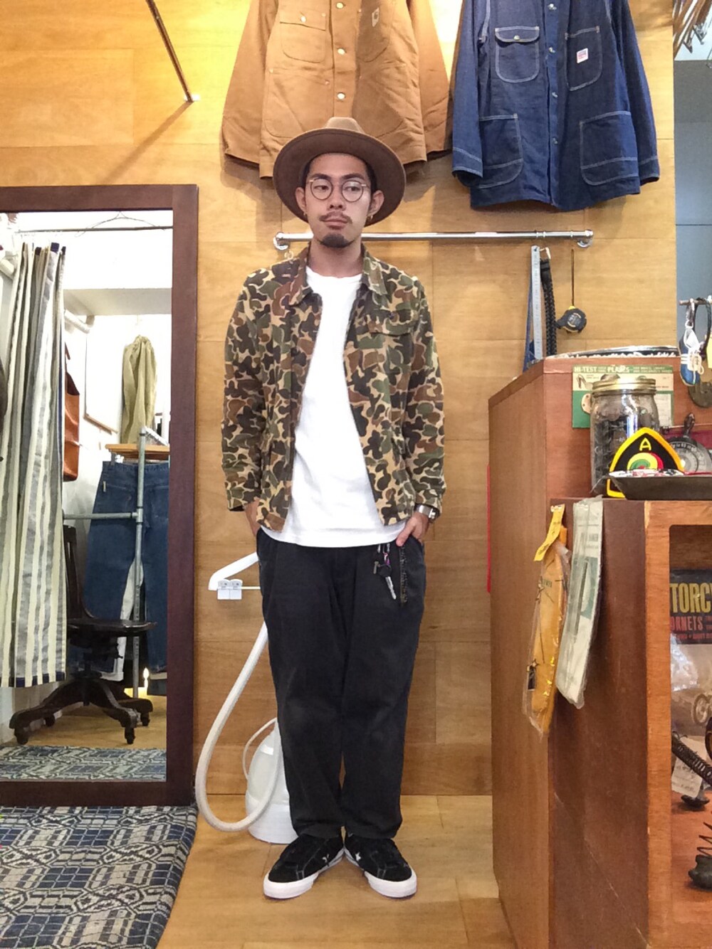 ブラック系のスニーカー、ブラック系のメガネを着用したメンズの秋コーディネートの1枚目の写真