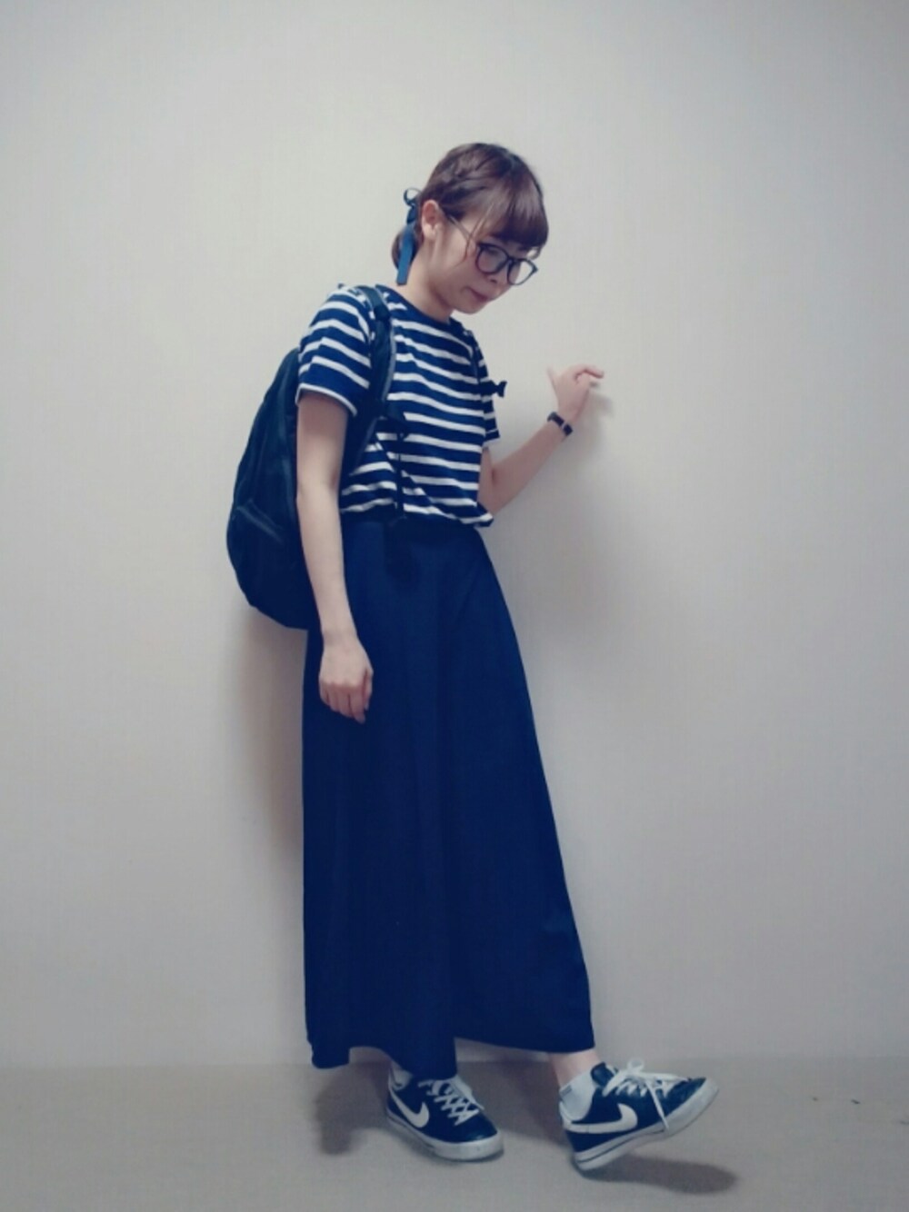 ブルー系のTシャツ/カットソー、ブルー系のその他パンツ、ブラック系のバックパック/リュックを着用したレディースの夏コーディネートの1枚目の写真