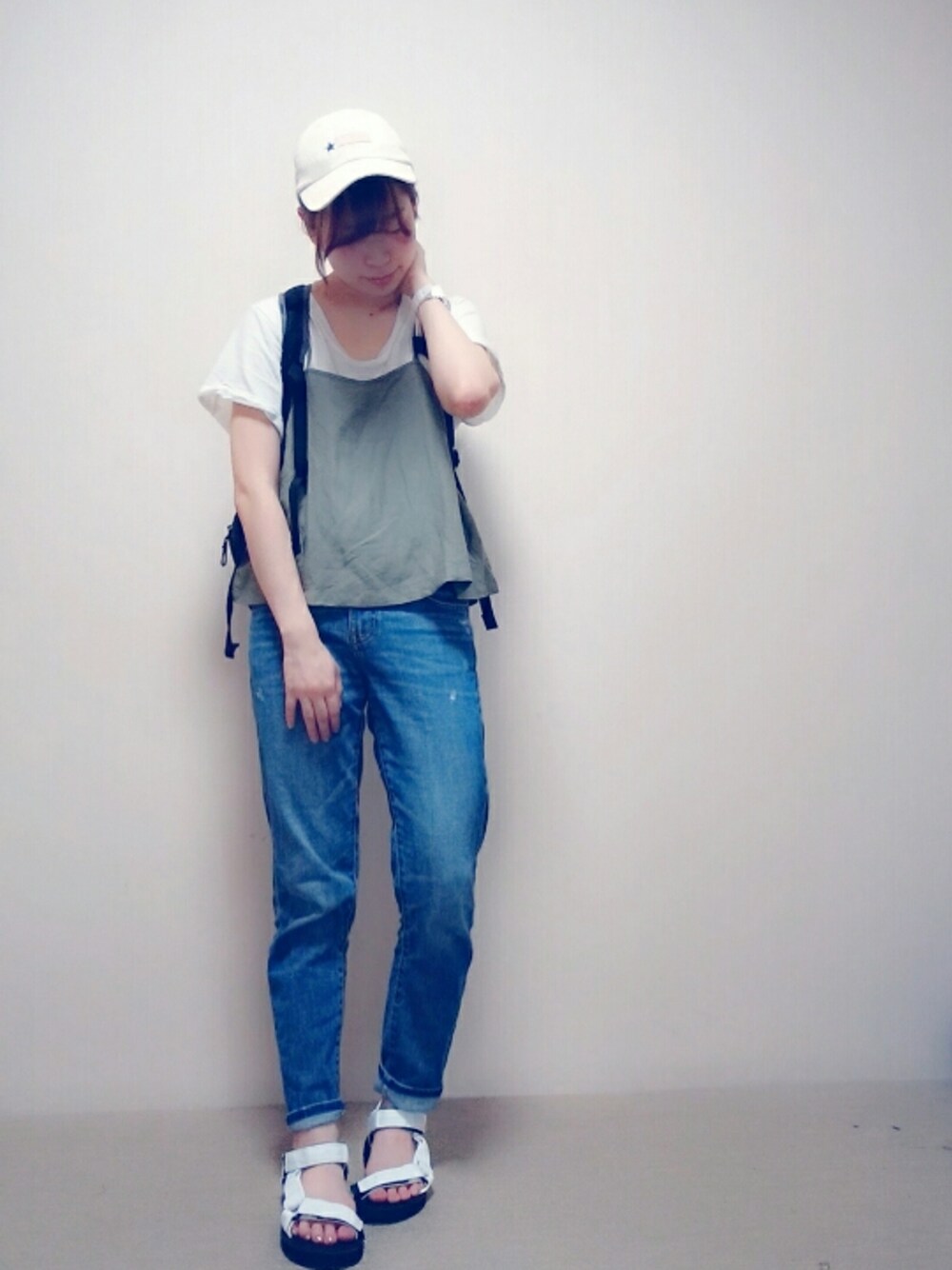 ホワイト系のTシャツ/カットソー、グリーン系のキャミソール、ブルー系のデニムパンツを着用したレディースの夏コーディネートの1枚目の写真