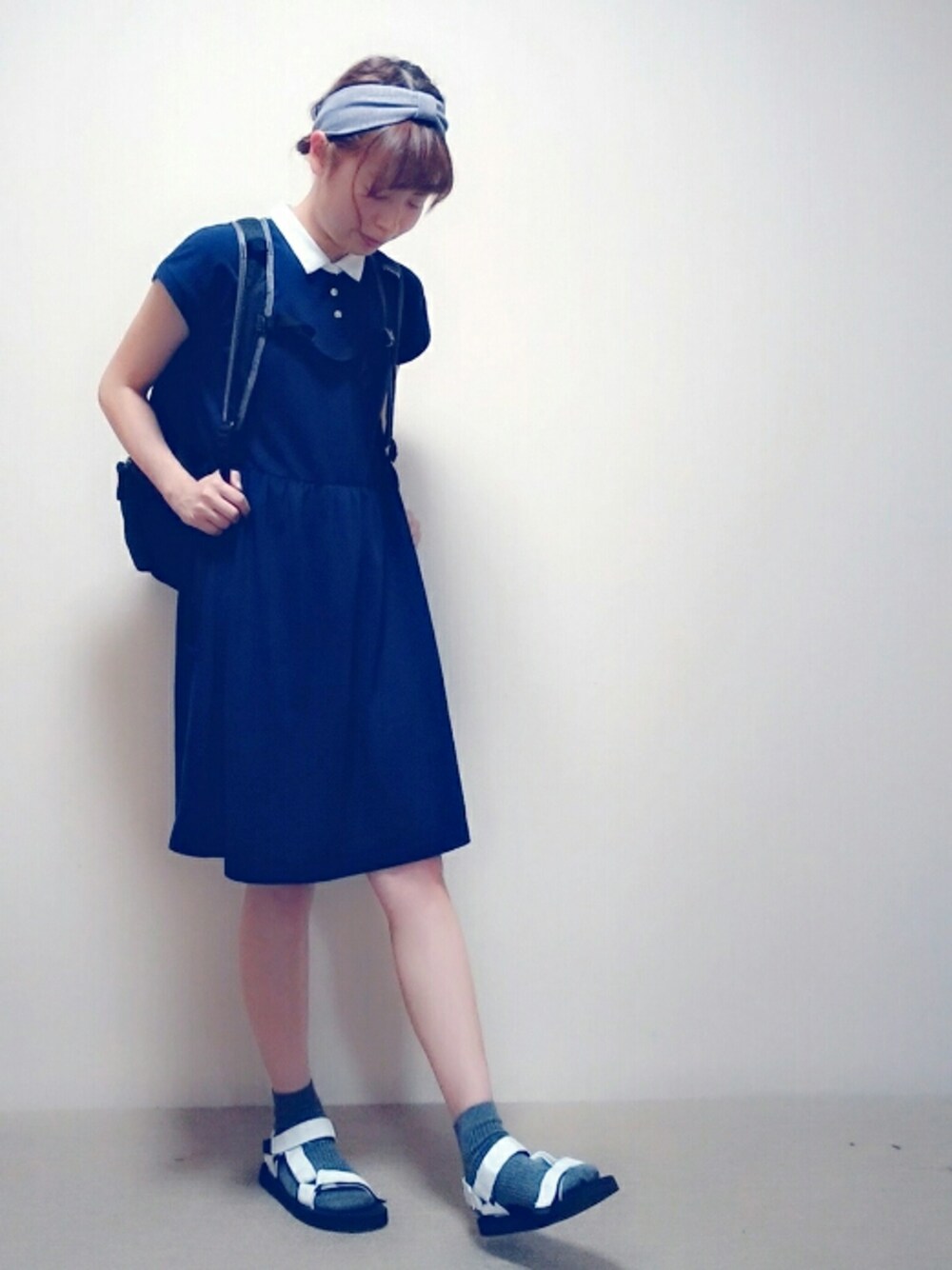 ブルー系のワンピース、ブラック系のバックパック/リュックを着用したレディースの夏コーディネートの1枚目の写真