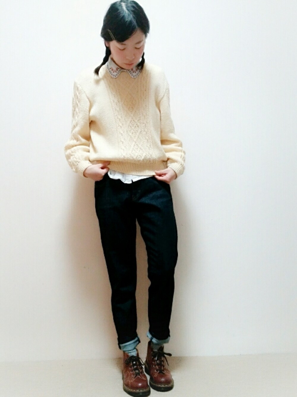 ブルー系のデニムパンツ、ブラック系のブーツを着用したレディースの秋コーディネートの1枚目の写真