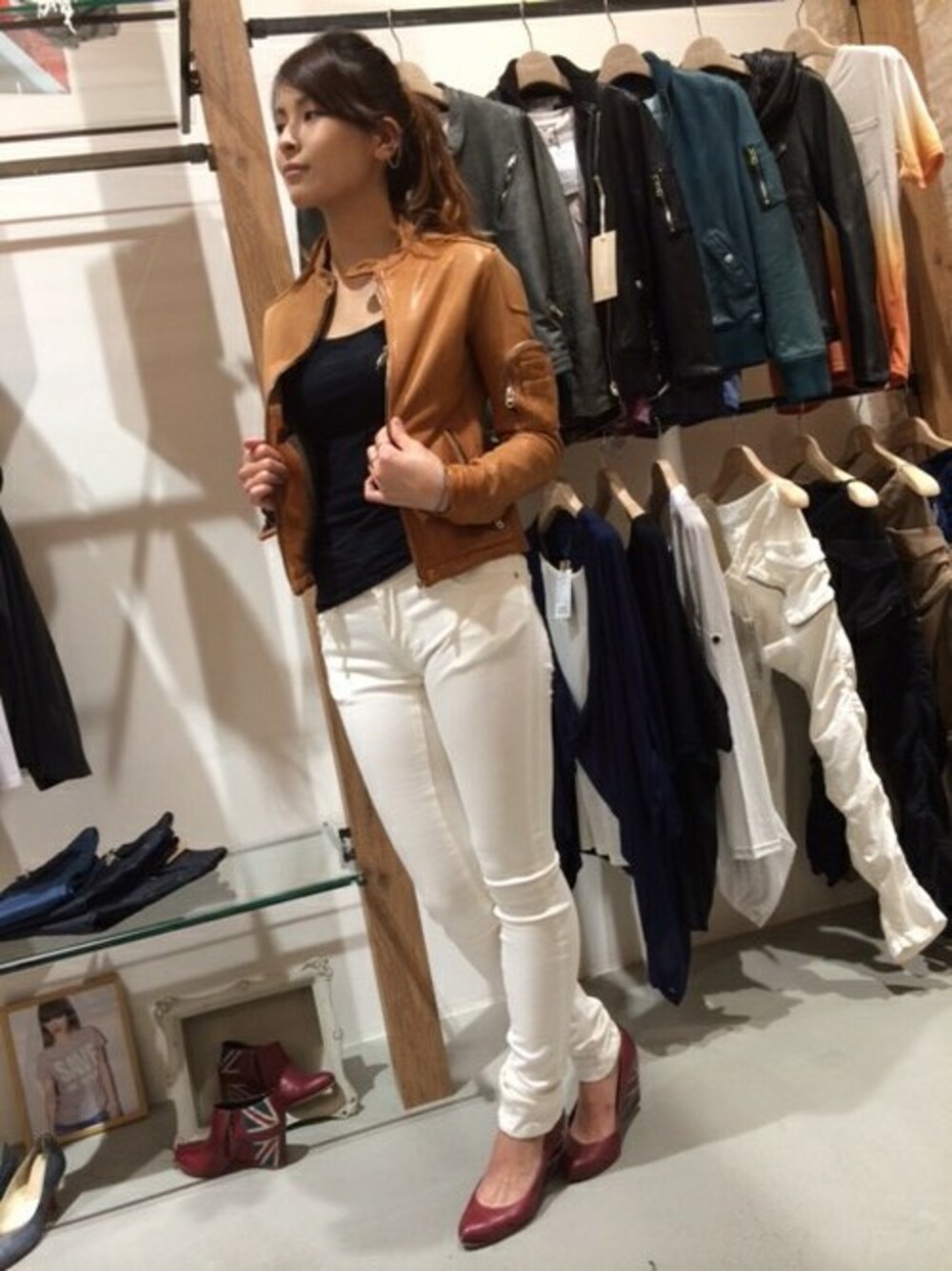 「denim、pants、white、rether、skinny、KATHARINE HAMNETT LONDON(KATHARINE HAMNETT LONDON)、ridersjacket」｜「KATHARINE HAMNETT ladiesのUNION JACK WEDGES PUMPS（パンプス、レッド系）」を使った、SARAHさん（レディース・163cm）の秋コーディネートの1枚目の写真