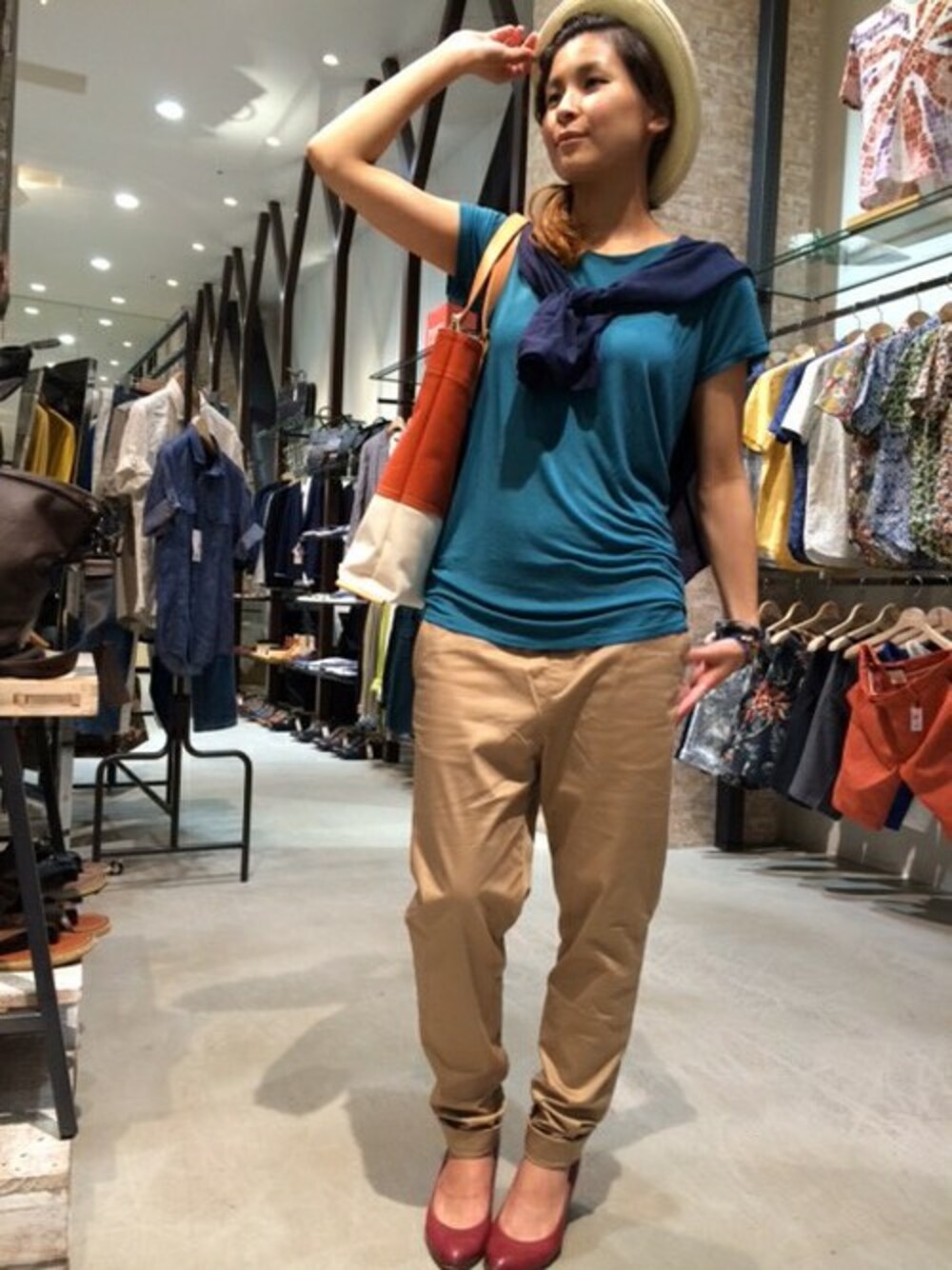 「hat、cool、KATHARINE HAMNETT LONDON(KATHARINE HAMNETT LONDON)、lady、cool look」｜「KATHARINE HAMNETT ladiesのUNION JACK WEDGES PUMPS（パンプス、レッド系）」を使った、SARAHさん（レディース・163cm）の夏コーディネートの1枚目の写真