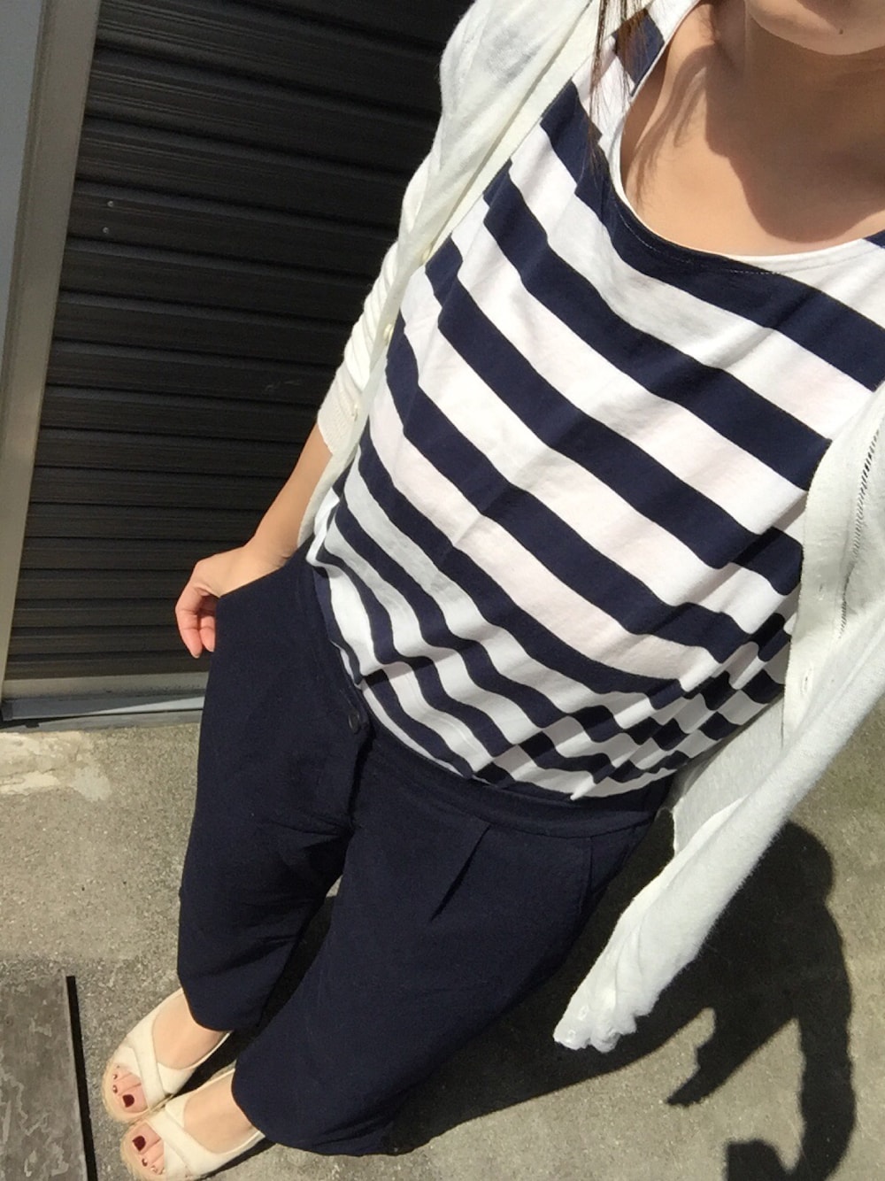 ホワイト系のカーディガン/ボレロ、ブルー系のTシャツ/カットソー、ブルー系のその他パンツを着用したレディースの春コーディネートの1枚目の写真